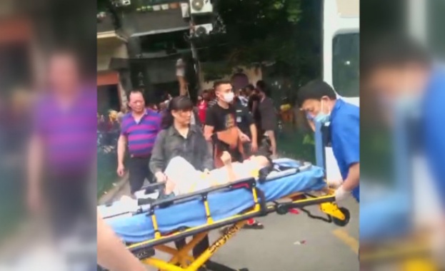 Куриери спасиха момче, което пада от шестия етаж в Китай (видео)