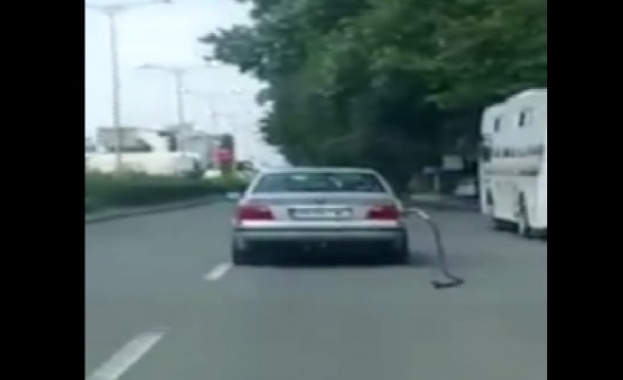 Шофьор се движи по централен булевард в Пловдив с маркуча за зареждане на бензин