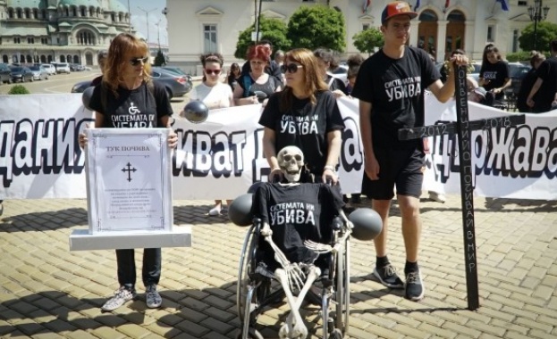 Родители на деца с увреждания издигнаха палатков лагер пред парламента 