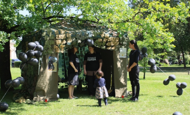 Родители на деца с увреждания останаха в палатковия лагер пред НС и в неделя