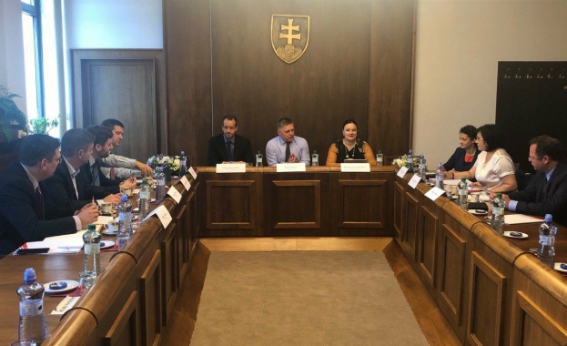 Корнелия Нинова в Словакия: Да се обединим и постигнем блокираща квота за пакета за мобилност