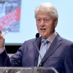 Бил Клинтън издава роман за... президент, който изчезва