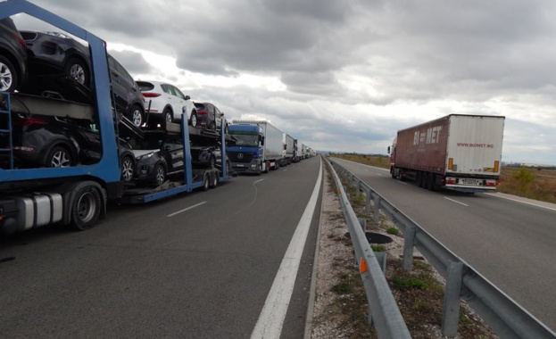 Километрична опашка от тирове на Дунав мост 2, шофьорите заплашват да блокират пътя