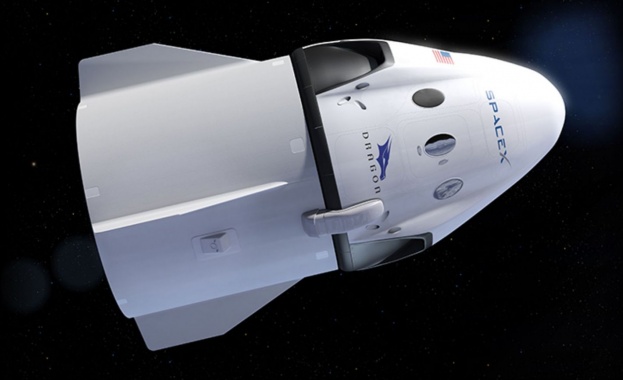 SpaceX отлага туристическия полет около Луната 