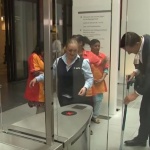 Премиер с парцал: Марк Рюте сам почисти разлятото си кафе (ВИДЕО)