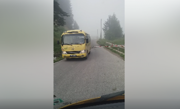 Наглостта край няма: Училищен автобус премина на спусната жп бариера в Благоевград (видео)