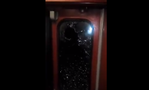 От последните минути: Потрошиха влака Благоевград - София има ранен (видео)