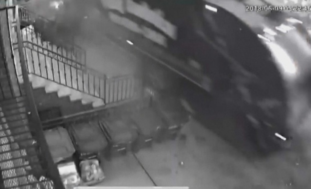 Камион с боклук катастрофира и причини големи щети в Бруклин