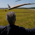 Най-големият хартиен самолет тежи почти един тон