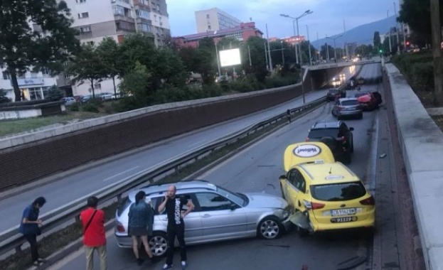 Дете, майка и баща пострадаха при тежка верижна катастрофа в центъра на София