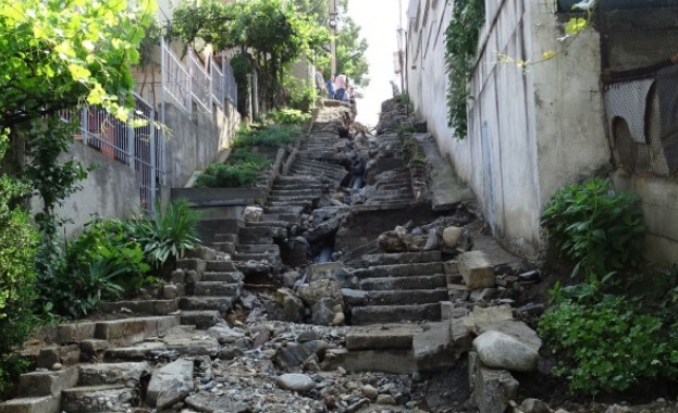 В Дупница започва укрепването на опасното стълбище, разрушено от пороя
