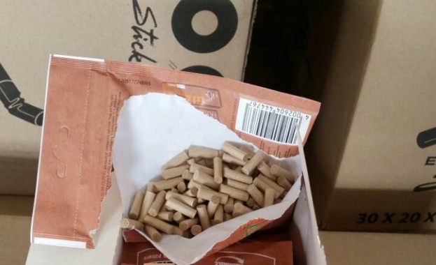 Милиони контрабандни цигарени филтри и хартия задържаха на МП Капитан Андреево