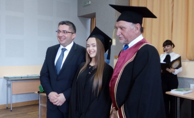 Министър Нанков връчи дипломи на зрелостници от Профилираната езикова гимназия „Екзарх Йосиф І“ в Ловеч   