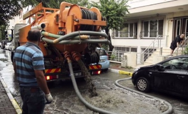 Порой наводни къщи и магазини в Истанбул