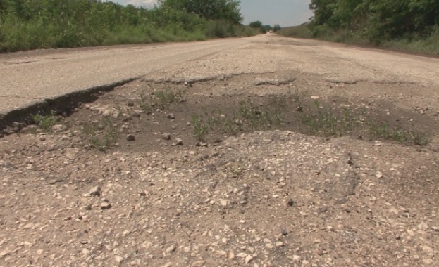 Две села събират пари, за да ремонтират държавен път