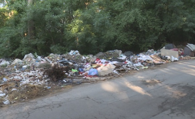 Улица в София се е превърнала в сметище