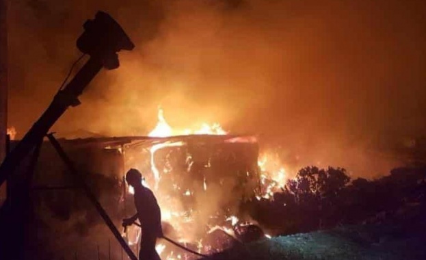 Близо 15 часа вече Кипър се бори с огромен пожар
