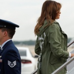 Мелания Тръмп тръгна при деца на мигранти в Тексас с яке „Наистина не ми пука”