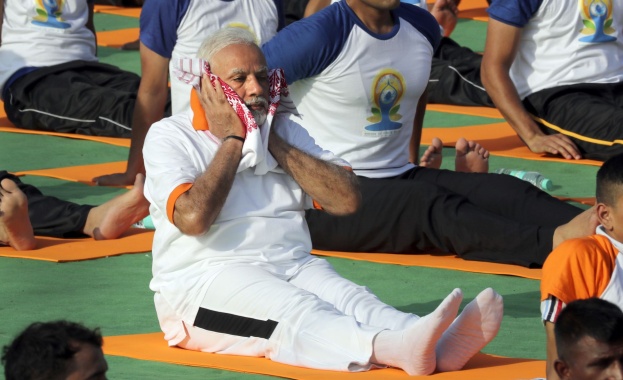  50 000 практикуваха йога с индийския министър-председател