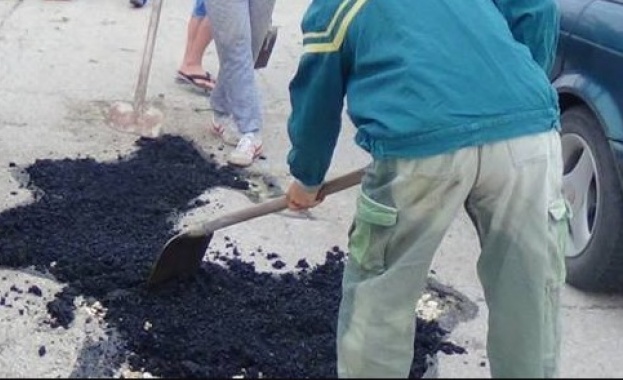 Жителите на две оряховски села сами започнаха да си ремонтират пътя