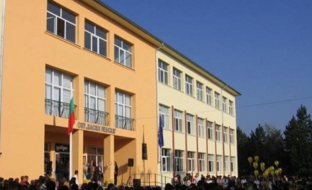 Случаят с опасната училищна сграда във  Варна е предаден в прокуратурата