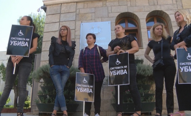 Протести на майките с деца с увреждания в Хасково и Враца