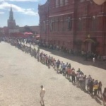 Огромна опашка пред Мавзолея на Ленин