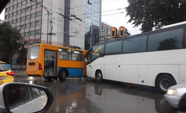 Жена пострада при удар на тролей и автобус в София