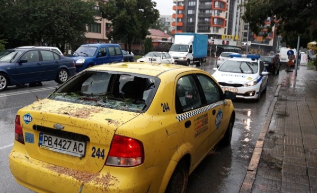 Улици като реки и премазани от дървета коли в Пловдив