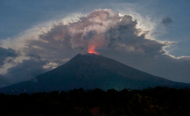 Вулкан блокира хиляди туристи
