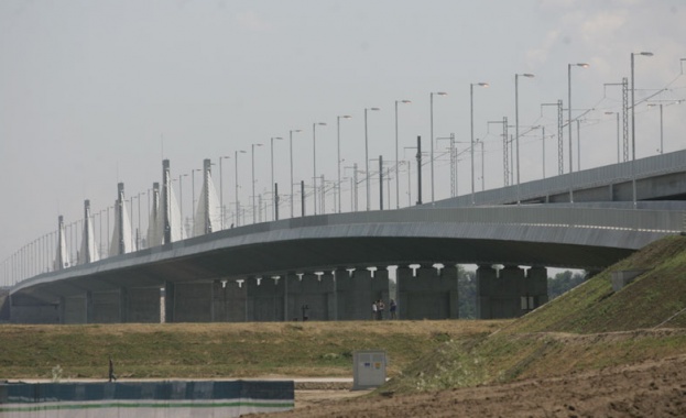Спират движението по Дунав мост 2 за два часа