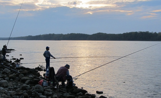 Състезание по риболов за хора със зрителни увреждания се провежда край Шумен