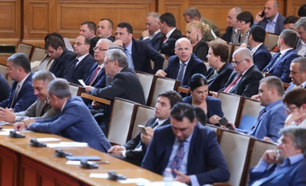 Депутатите се скараха заради Пеевски, но приеха медийния му закон на първо четене