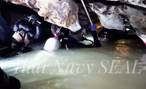 Водолаз загина при спасителната операция за блокираните момчета в пещера в Тайланд