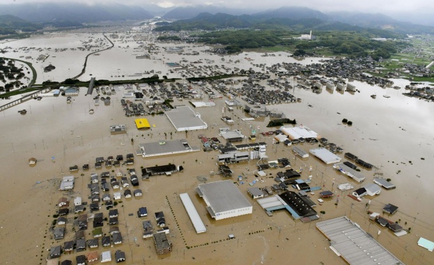 Расте броят на жертвите заради проливните дъждове в Япония