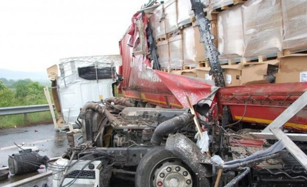 Турски ТИР  удари три румънски автомобила на главен път Е-79. Има жертви