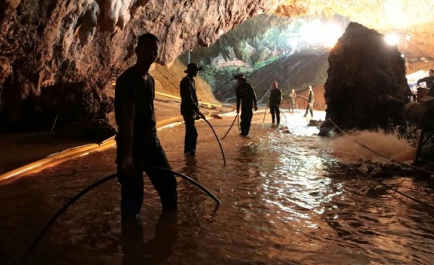 Започна спасителната операция в пещерата в Тайланд