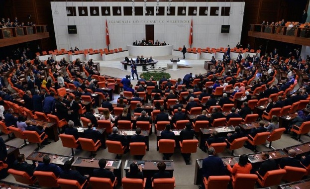Масови уволнения на държавни служители в Турция