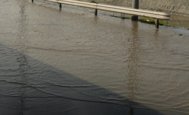 Наводнен е главният път София - Варна между великотърновските селата Козаревец и Кесарево