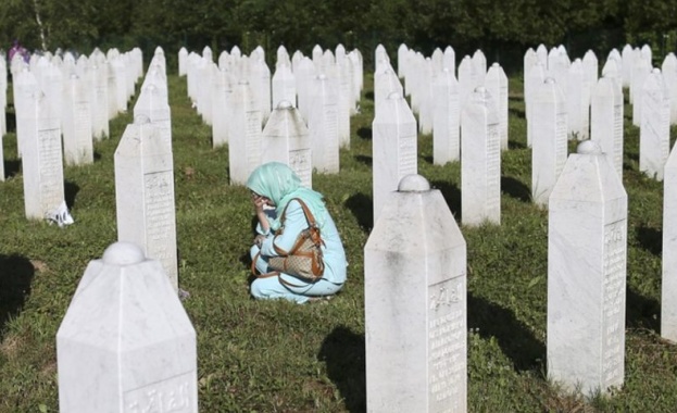 Изпратиха останките на 35 убити при клането в Сребреница
