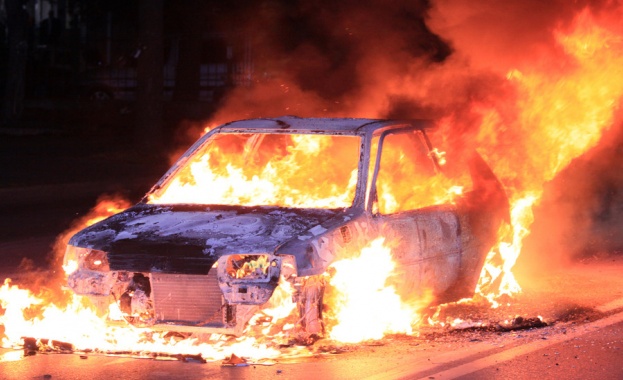 Автомобили горяха в столичния квартал "Манастирски ливади"