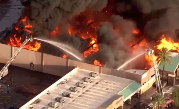 Голям пожар в хранителен магазин в Аризона (видео)