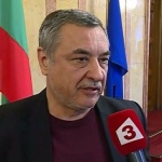 Симеонов към Беновска: „Натискате ме с бюста си”