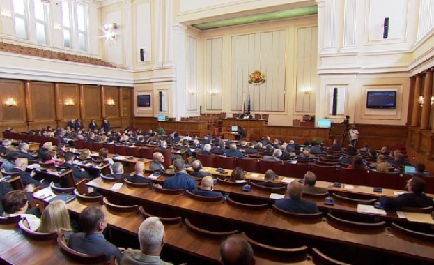 Депутатите приеха окончателно спорния закон за горивата