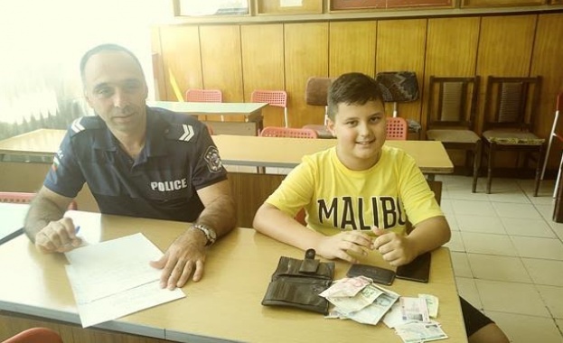 11-годишен ученик предаде в полицията изгубен портфейл с 1205 лв. и лични документи