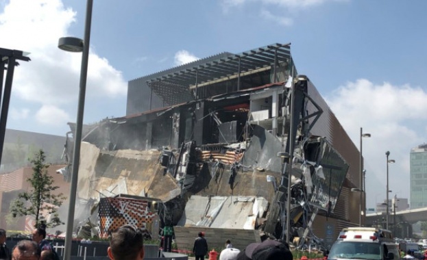 Част от сграда на луксозен търговски център в Мексико се срути