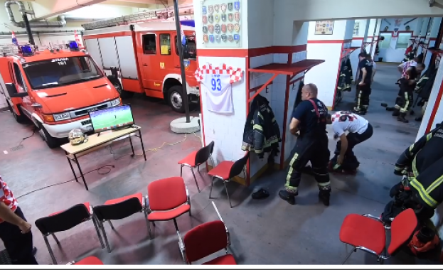 Пожарникари доказаха,че няма нищо по-важно от човешкия живот (видео)