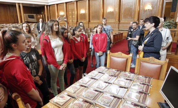 Млади спортисти си тръгнаха с подаръци от Парламента в Деня на отворени врати