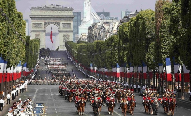 Военен парад в Париж по случай Националния празник на Франция