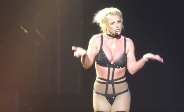 Бритни Спиърс отново разголи гръд по време на концерт